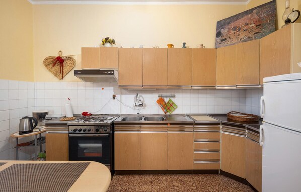 Kühlschrank, Herdplatte, Wasserkocher mit Kaffee-/Teezubehör
