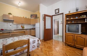Kühlschrank, Herdplatte, Wasserkocher mit Kaffee-/Teezubehör