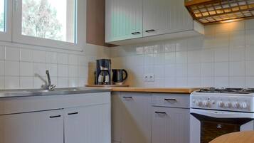 Jääkaappi, liesi, astianpesukone, kahvin-/teenkeitin