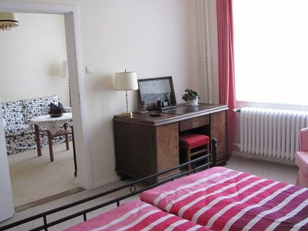 1 Schlafzimmer, Schreibtisch, Bettwäsche