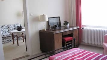 1 Schlafzimmer, Schreibtisch, Bettwäsche