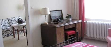 1 Schlafzimmer, Schreibtisch, Bettwäsche