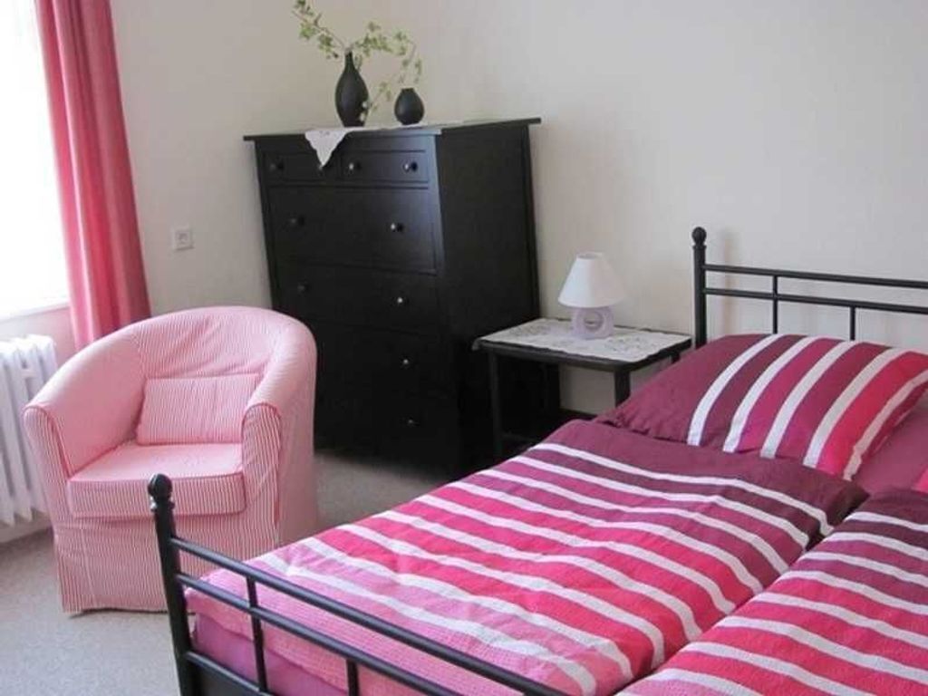 1 Schlafzimmer, Schreibtisch, Bettwäsche