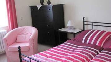 1 Schlafzimmer, Schreibtisch, Bettwäsche