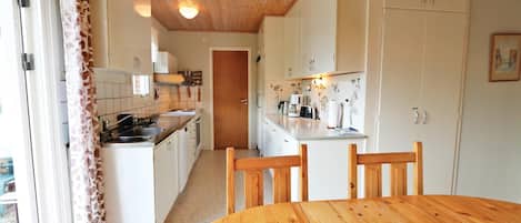 Frigorífico, placa de cocina, lavavajillas y cafetera o tetera