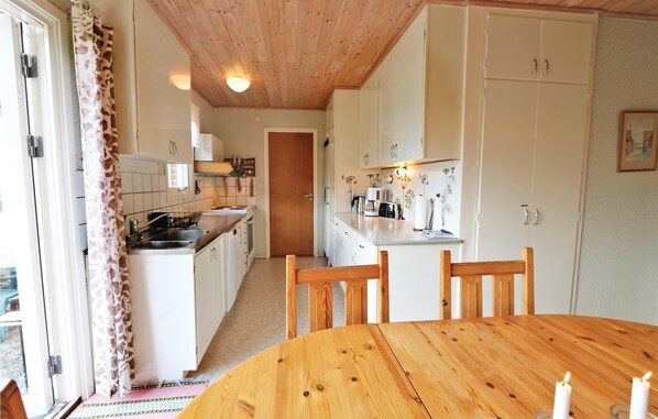 Kylskåp, mikrovågsugn, spishäll och diskmaskin