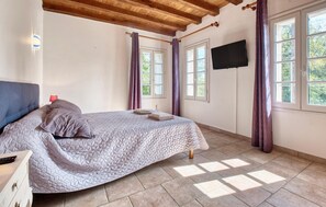 3 bedrooms, travel cot, free WiFi, bed sheets