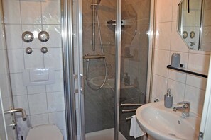 Dusche, Haartrockner, Handtücher