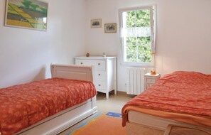 3 bedrooms, travel crib, free WiFi - Cozy home in Lestre with WiFi (Lestre)