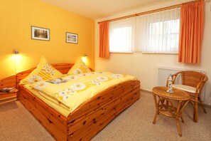 2 makuuhuonetta, vauvan matkasänky