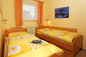 2 Schlafzimmer, Reisekinderbett