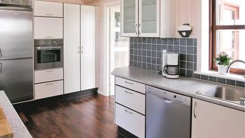 Een koelkast, een oven, een kookplaat, een vaatwasser