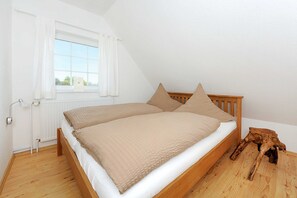 2 bedrooms, travel cot, WiFi