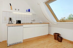 Kylskåp, kaffe- och tebryggare, vattenkokare och brödrost