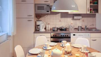 Frigorífico, microondas, horno y lavavajillas