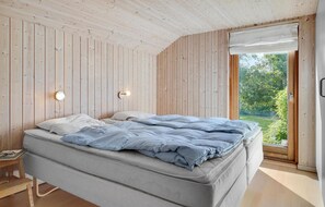 4 bedrooms, travel cot, free WiFi - Amazing home in Væggerløse with kitchen (Væggerløse)