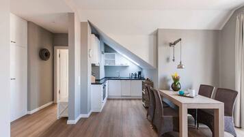 Coffee/tea maker, fridge, oven, dishwasher
