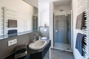 Een douche, een haardroger, handdoeken, zeep