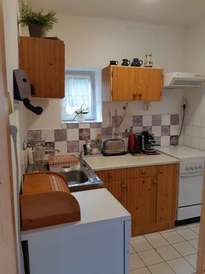 Een koelkast, een magnetron, een kookplaat, een vaatwasser