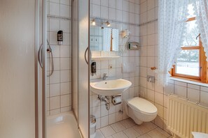 Dusj, hårføner, håndklær og toalettpapir