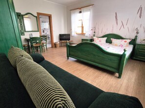 Unclassified image, 3 of 17, button - 3 - "Up'n Hoff", Germany (Middelhagen)