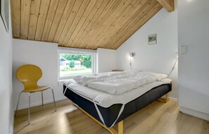 4 bedrooms, travel cot, free WiFi