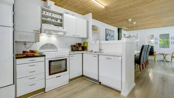 Jääkaappi, liesi, astianpesukone, kahvin-/teenkeitin