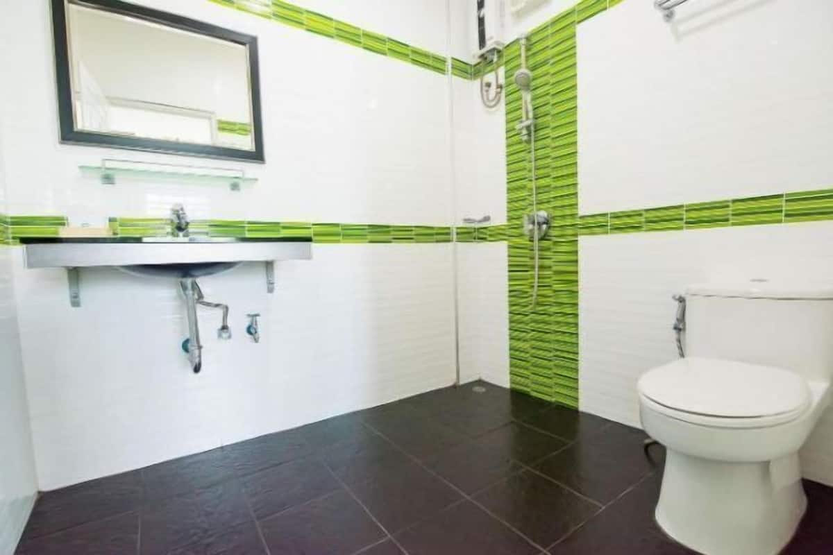 Salle de bain | Douche, articles de toilette gratuits, serviettes fournies