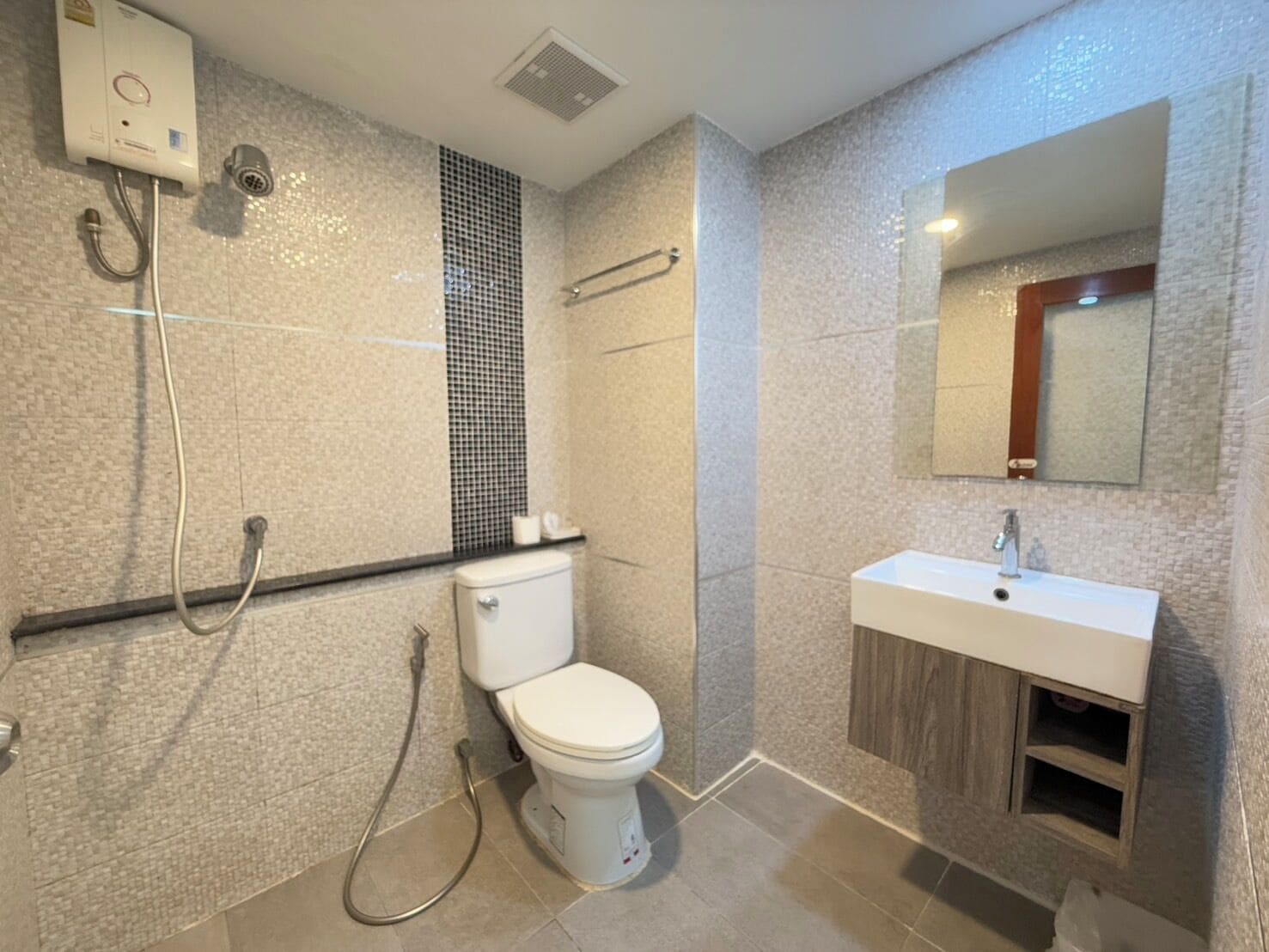 Un baño moderno con inodoro, ducha y lavamanos.