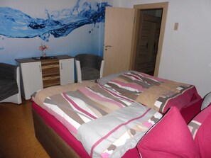 3 Schlafzimmer, Schreibtisch, Reisekinderbett, WLAN