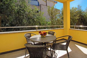 Outdoor dining - Holiday apartment with balcony and air conditioning (Baška)