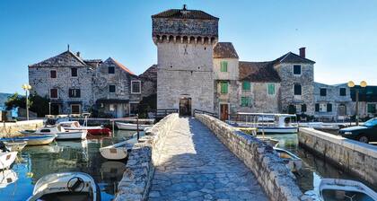 Cozy home in Kastel Gomilica