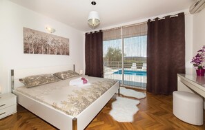 4 bedrooms, travel crib, free WiFi, bed sheets