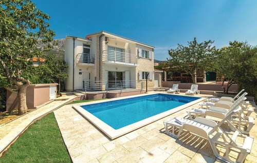Nice home in Kastel Gomilica