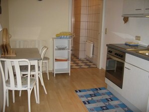 Jääkaappi, mikroaaltouuni, kahvin-/teenkeitin, vedenkeitin