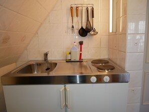 Kühlschrank, Mikrowelle, Wasserkocher mit Kaffee-/Teezubehör