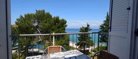 تناول الطعام بالخارج