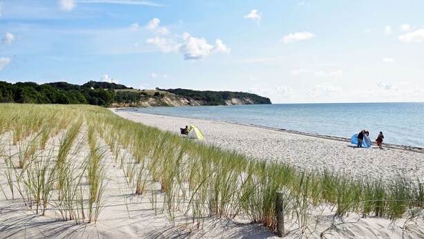 A beach with a tent and people near the water. - Vacation apartment with garden terrace - Holiday apartments with terrace (Patzig)