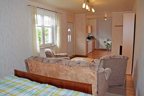 1 bedroom, travel crib, bed sheets - Vacation apartment with garden terrace - Holiday apartments with terrace (Patzig)