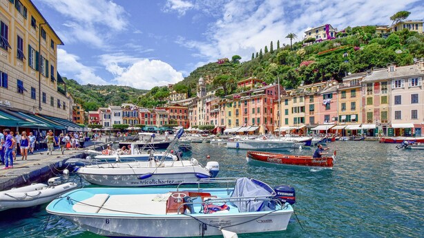 A marina with boats docked, surrounded by colorful buildings and a hillside. - Lovely apartment in Rapallo GE with WiFi (Rapallo GE)