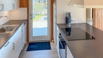 Køleskab, kogeplade, opvaskemaskine, kaffe-/temaskine