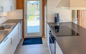 Refrigerador, parrilla de estufa, lavavajillas y cafetera y tetera 