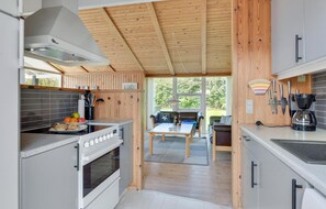 Fridge, stovetop, dishwasher, coffee/tea maker - Stunning home in Sydals with sauna (Sydals)