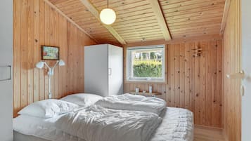 4 bedrooms, travel crib, free WiFi