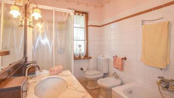 Combined shower/tub