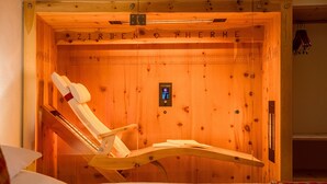 Puisesta laudasta ja ohjauspaneelista varustettu puinen sauna.
