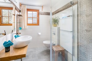 Dusj, hårføner, håndklær og såpe