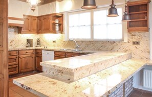 Een koelkast, een kookplaat, een vaatwasser