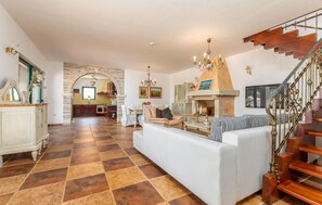 Fernseher, Kamin, DVD-Player, Tischtennisplatte