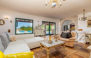 TV, fireplace, DVD player, ping pong - Awesome home in Valtura (Valtura)